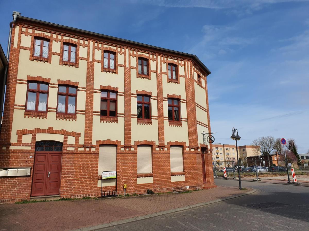 Grosses Offenes Loft Oder Kleine Gemuetliche Wohnung Mit Balkon Wolmirstedt エクステリア 写真
