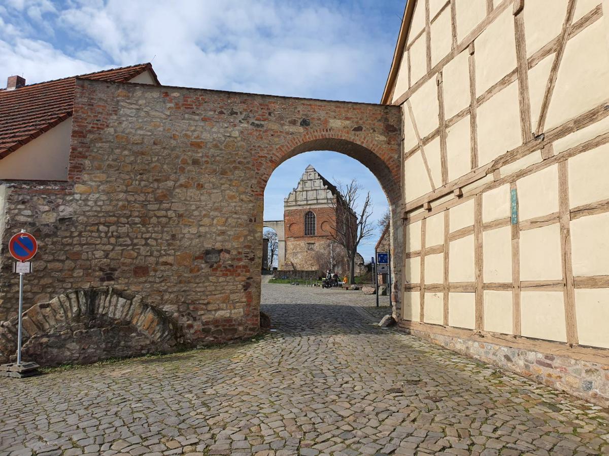 Grosses Offenes Loft Oder Kleine Gemuetliche Wohnung Mit Balkon Wolmirstedt エクステリア 写真